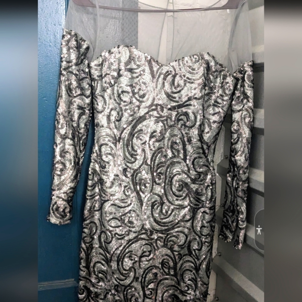 Designer Silver Badgley Mischka Women's Size 4 Metallic Seqin Cocktail Dress